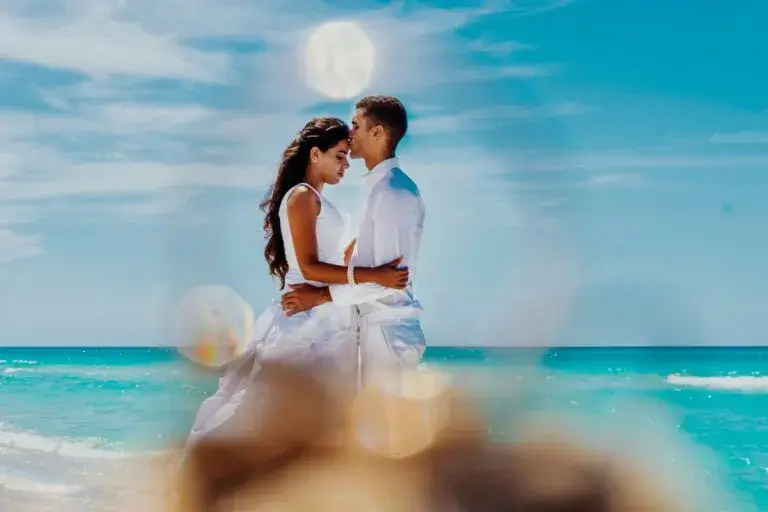 Bodas de verano con vestido ligero y maquillaje duradero en celebración elegante de 2026
