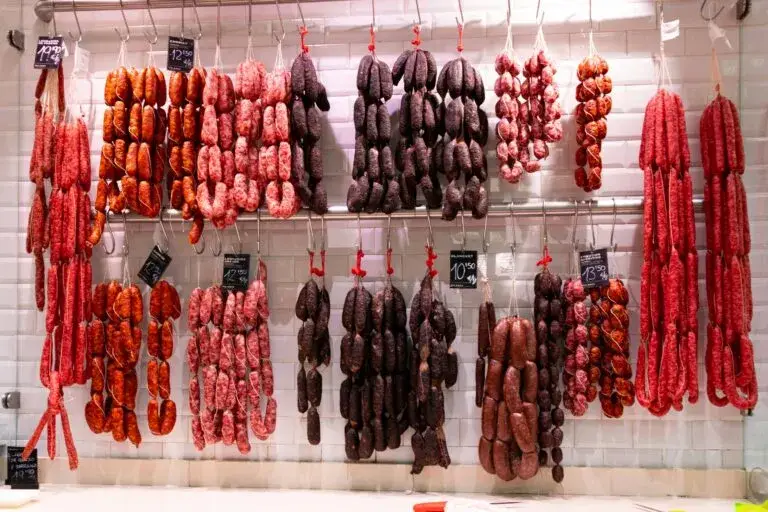 Chorizo colombiano de Dcarnilsa exhibido en cocina gourmet de París durante expansión gastronómica en Europa
