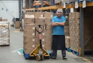 Operación logística y distribución alimentaria de La Cosmopolitana en servicios institucionales.