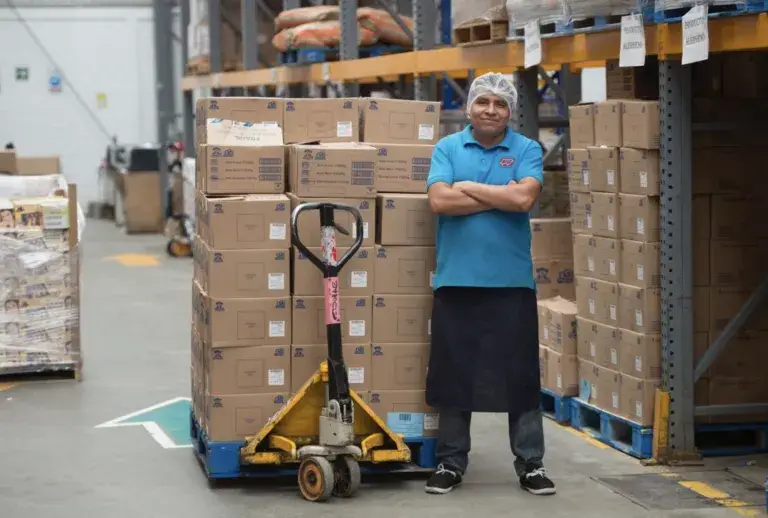 Operación logística y distribución alimentaria de La Cosmopolitana en servicios institucionales.