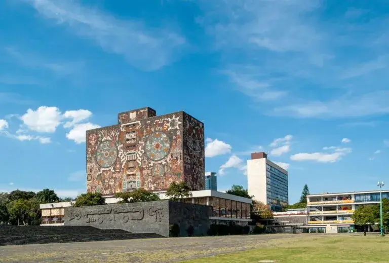 Emprendedores UNAM pymes trabajando en innovación y desarrollo empresarial en México