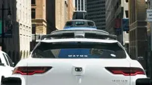 Waymo robotaxis vehículos autónomos autopistas tecnología movilidad urbana