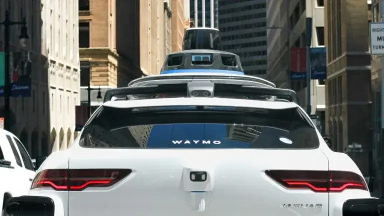 Waymo robotaxis vehículos autónomos autopistas tecnología movilidad urbana