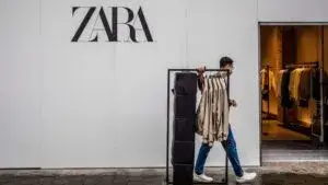 Tienda Zara moderna relacionada con moda rápida, tendencias globales y crecimiento de Inditex