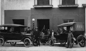 Agencias de autos en México exhibían vehículos en la calle antes de la modernización del sector