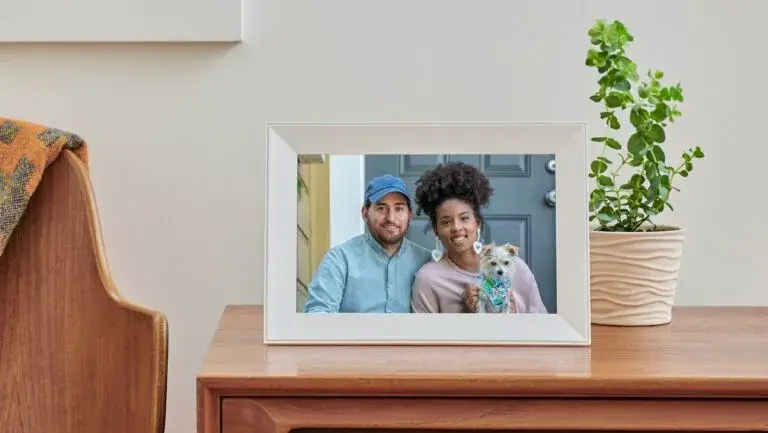 Marco digital Aura con tecnología de tinta electrónica mostrando fotografías familiares en un hogar moderno
