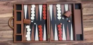 Tablero de Backgammon relacionado con estrategia, historia y uno de los juegos más antiguos del mundo