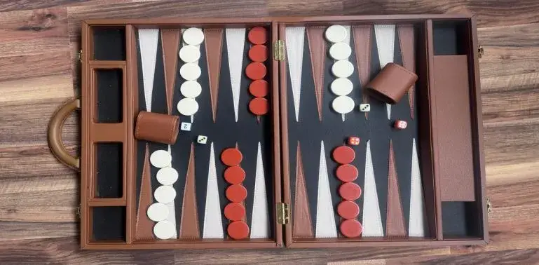 Tablero de Backgammon relacionado con estrategia, historia y uno de los juegos más antiguos del mundo