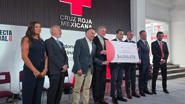 Banco Azteca y Cruz Roja entregan fondos para auxilio a la población