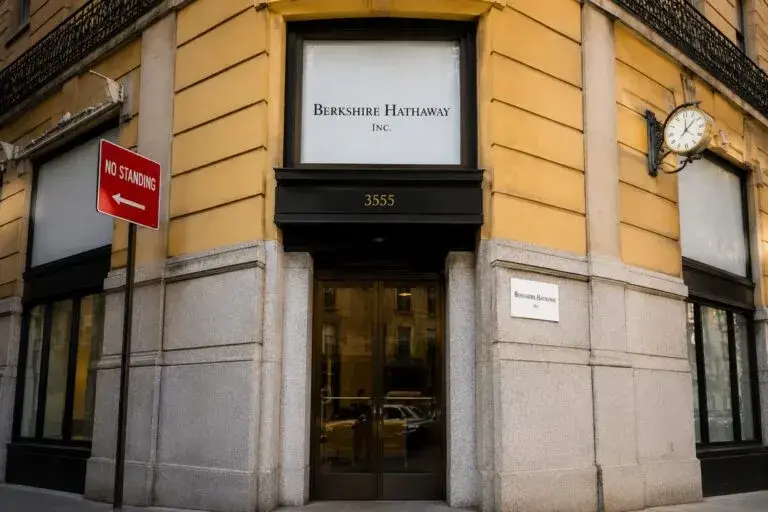 Berkshire Hathaway invierte 16,800 millones de dólares con Greg Abel en vivienda e inteligencia artificial