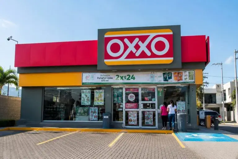 Usuarios realizan pago de crédito Infonavit en tiendas OXXO como nueva opción disponible en México