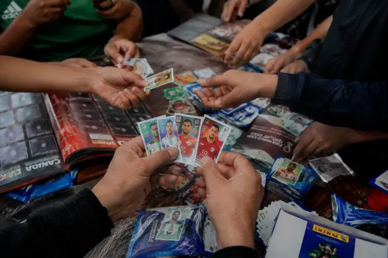 Aficionados participan en intercambio de estampas para reducir gasto y completar el álbum del Mundial 2026