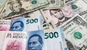 Billetes mexicanos y dólares relacionados con el comportamiento del peso frente al dólar y los mercados financieros