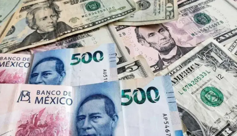 Billetes mexicanos y dólares relacionados con el comportamiento del peso frente al dólar y los mercados financieros