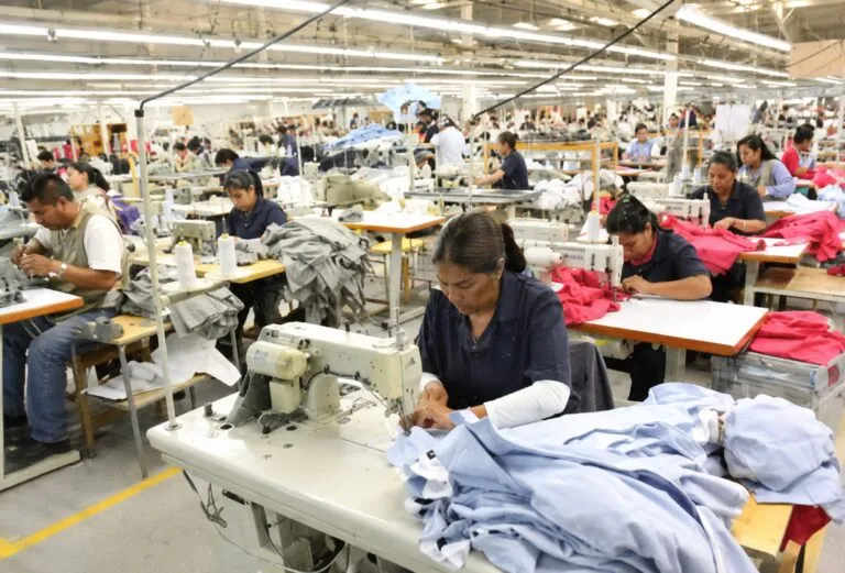 Empleo textil en Tehuacán cae mientras trabajadores buscan oportunidades en avicultura e invernaderos de Puebla
