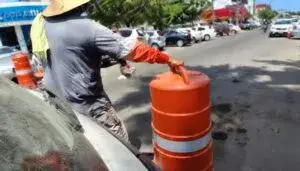 Franeleros en Mazatlán cobran por estacionarse en vía pública y generan debate sobre movilidad y uso urbano