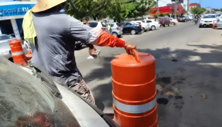 Franeleros en Mazatlán cobran por estacionarse en vía pública y generan debate sobre movilidad y uso urbano