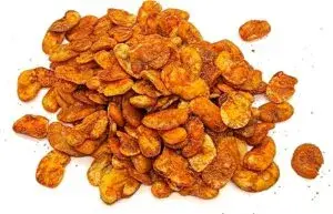 Habas, garbanzos y cacahuates enchilados preparados de manera artesanal en un mercado mexicano