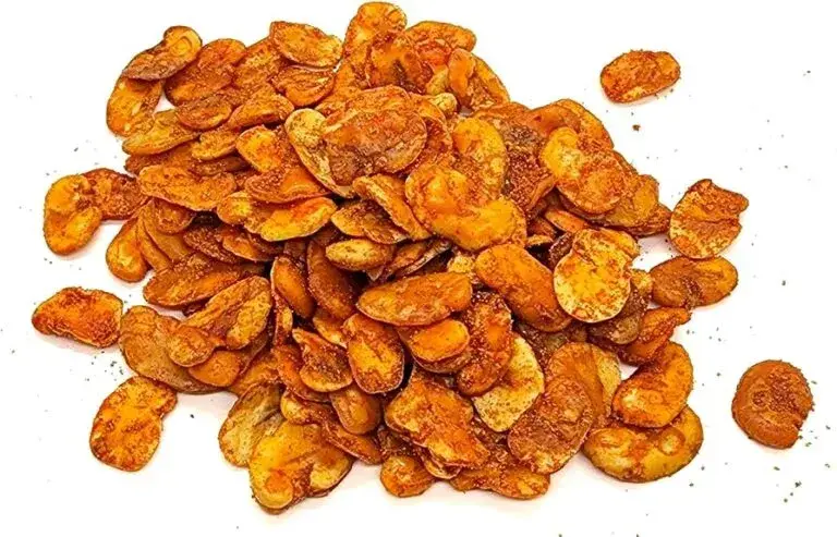 Habas, garbanzos y cacahuates enchilados preparados de manera artesanal en un mercado mexicano
