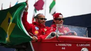 Lewis Hamilton celebrando su primer podio con Ferrari en la Fórmula 1