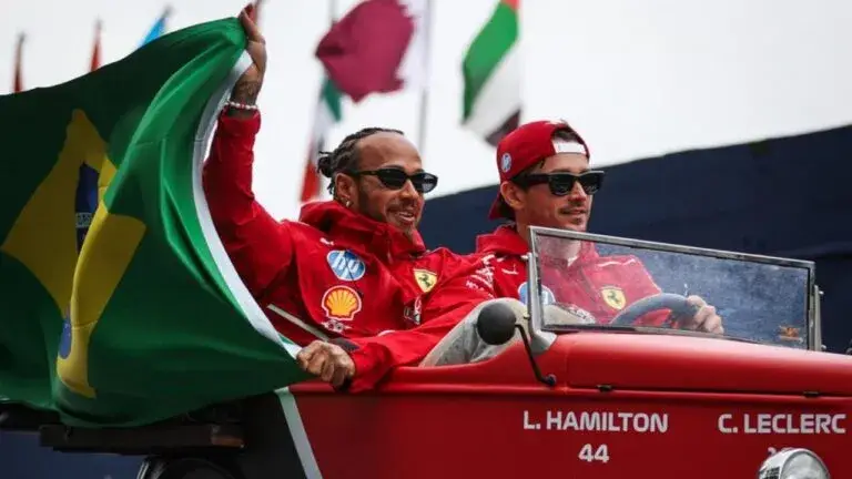 Lewis Hamilton celebrando su primer podio con Ferrari en la Fórmula 1