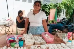 Joven emprendedora crea figuras de yeso en Acapulco para impulsar un negocio artesanal apoyado por redes sociales