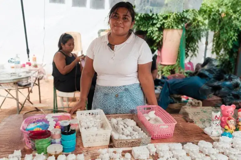 Joven emprendedora crea figuras de yeso en Acapulco para impulsar un negocio artesanal apoyado por redes sociales