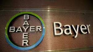 Bayer enfrenta un nuevo panorama legal tras el fallo de la Corte Suprema sobre el herbicida Roundup.