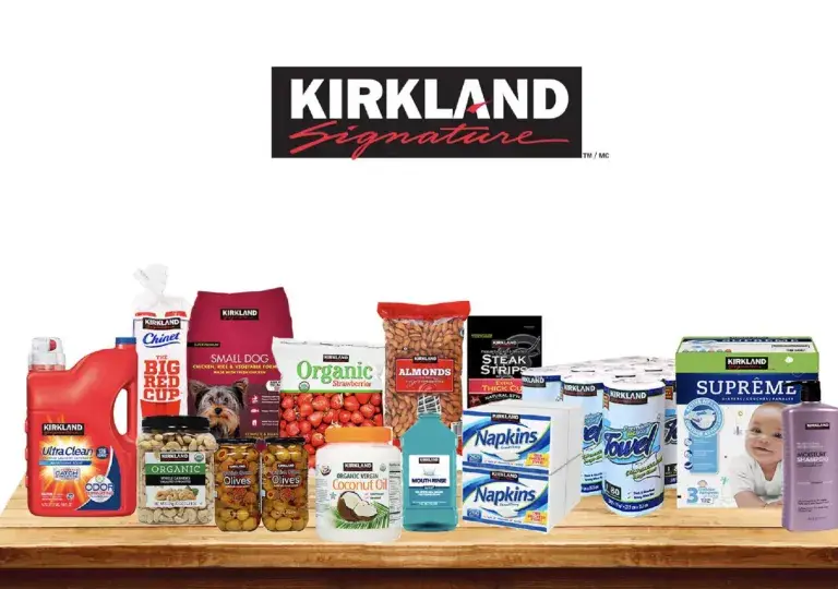 Productos Kirkland Signature exhibidos en una tienda Costco como ejemplo de éxito en marcas privadas