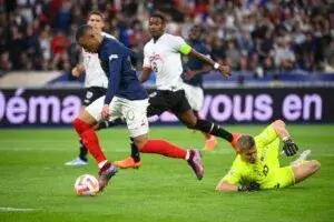 Kylian Mbappé celebrando durante un partido internacional como una de las máximas estrellas del futbol actual