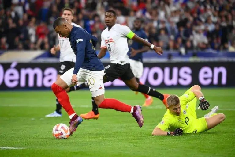 Kylian Mbappé celebrando durante un partido internacional como una de las máximas estrellas del futbol actual