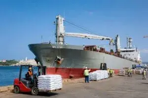 Ayuda humanitaria Cuba con 1700 toneladas de alimentos y suministros arribando al puerto de La Habana