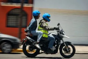 Uber Moto en CDMX bajo revisión de Semovi por su operación sin autorización y medidas de seguridad vial.