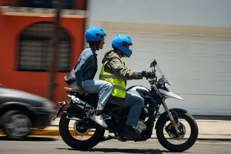 Uber Moto en CDMX bajo revisión de Semovi por su operación sin autorización y medidas de seguridad vial.