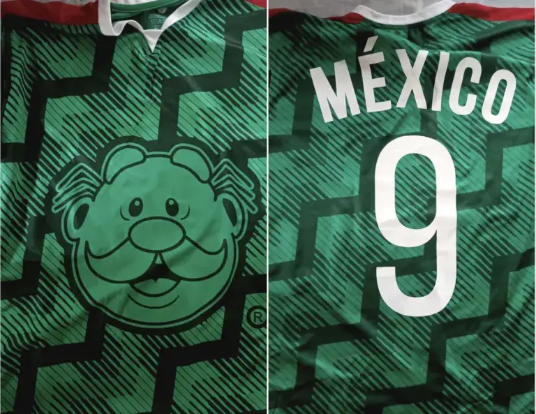 Víctor González Herrera presenta la nueva playera de Dr. Simi.