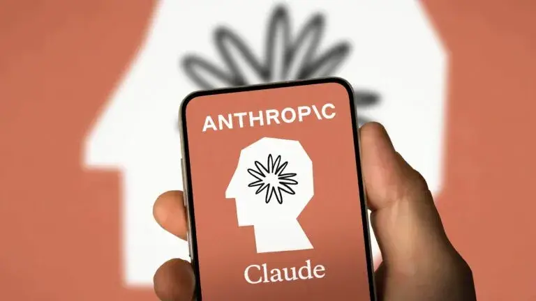 Claude Sonnet 5 mostrado en una interfaz moderna de inteligencia artificial sobre una pantalla con gráficos tecnológicos.
