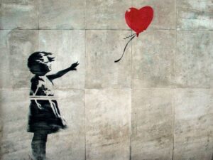 Banksy revolucionó el arte urbano mundial mientras mantiene oculta su identidad.