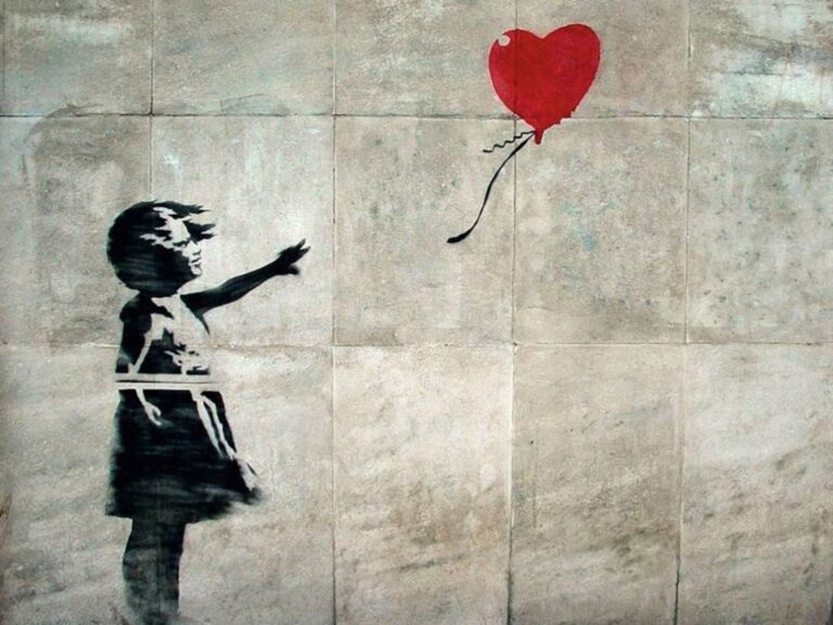 Banksy revolucionó el arte urbano mundial mientras mantiene oculta su identidad.