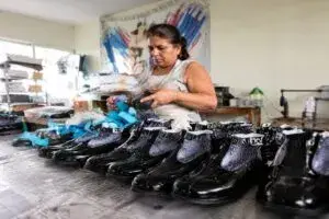 Industria del calzado en México afectada por importaciones chinas y medidas para fortalecer la producción nacional.
