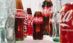 Diferentes botellas y latas de Coca-Cola con sabores exclusivos de varios países.