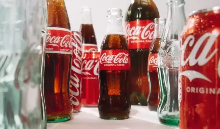 Diferentes botellas y latas de Coca-Cola con sabores exclusivos de varios países.
