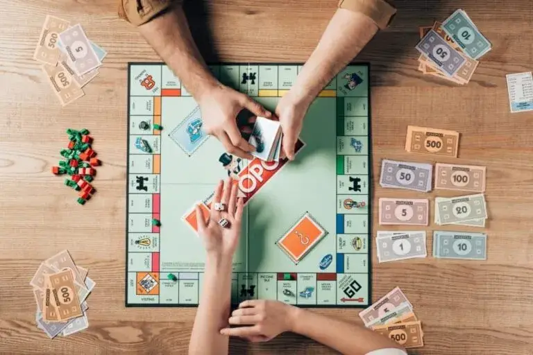 Grupo de personas jugando juegos de mesa modernos alrededor de una mesa con fichas, cartas y tableros.