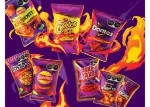 Diversas botanas Flamin' Hot exhibidas en un anaquel de supermercado.
