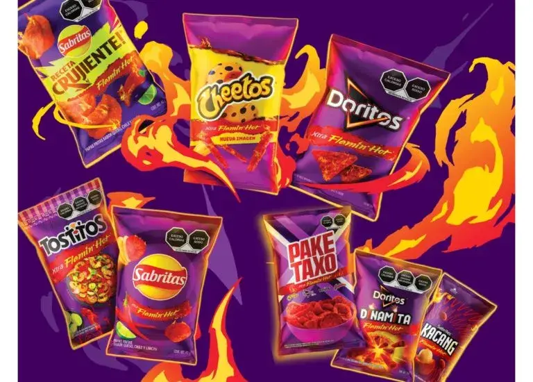 Diversas botanas Flamin' Hot exhibidas en un anaquel de supermercado.