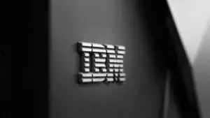 IBM reduce sus previsiones de crecimiento mientras fortalece su inversión en computación cuántica e inteligencia artificial.