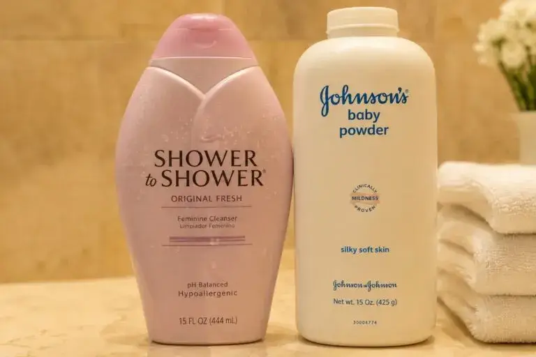 Johnson & Johnson enfrenta demandas por talco en Estados Unidos tras proponer un acuerdo de 5,500 millones de dólares.