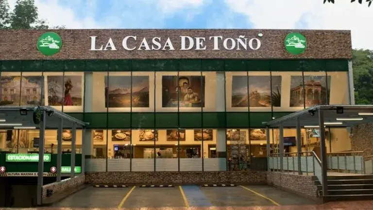Fachada de una sucursal de La Casa de Toño ante la posible venta de la cadena de restaurantes.