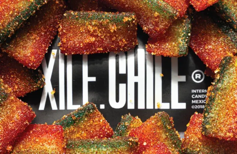 Xile Chile expande su negocio de dulces enchilados mediante marketing digital, retail y experiencias de marca.