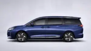 Miniván híbrida JAC Traveller con siete plazas y autonomía de 1,150 km en México