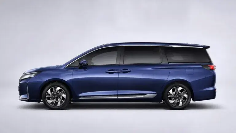 Miniván híbrida JAC Traveller con siete plazas y autonomía de 1,150 km en México